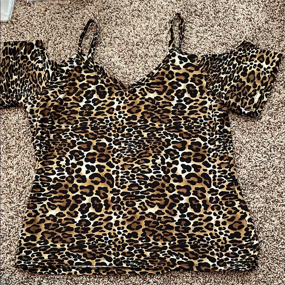 Hot Kiss🔥1X Cold Shoulder Leopard Print Women'Stretchy Top in Great condition